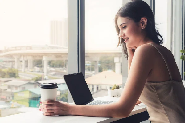 카페에서 노트북 컴퓨터를 사용하는 비즈니스 여성. — 스톡 사진