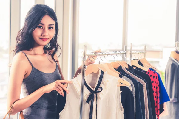 Krásné ženské obchody s oblečením v nákupním středisku — Stock fotografie