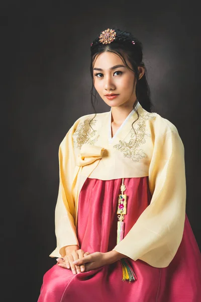 Geleneksel Kore elbiseli Koreli kadın (Hanbok). — Stok fotoğraf