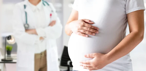 Zwangere vrouw en gynaecoloog arts in het ziekenhuis — Stockfoto