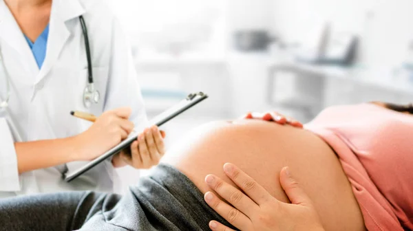 Gravid kvinna och gynekolog doktor vid sjukhuset — Stockfoto