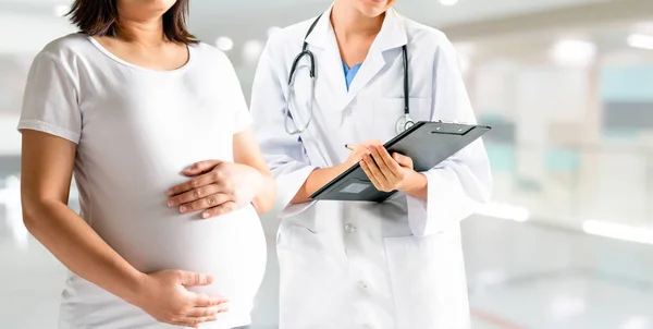 Donna incinta e ginecologo medico presso l'ospedale — Foto Stock