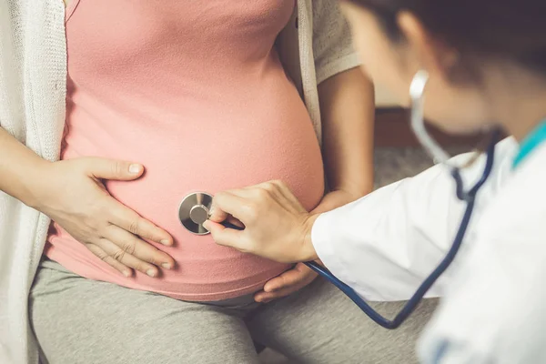 หมอหญิงตั้งครรภ์และแพทย์นรีเวชที่โรงพยาบาล — ภาพถ่ายสต็อก