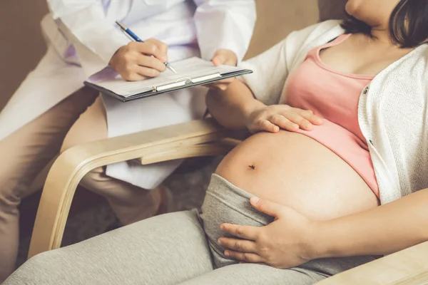 Gravid kvinna och gynekolog doktor vid sjukhuset — Stockfoto