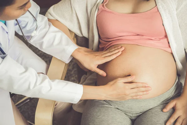 Gravid kvinna och gynekolog doktor vid sjukhuset — Stockfoto