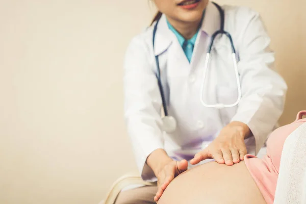 Donna incinta e ginecologo medico presso l'ospedale — Foto Stock