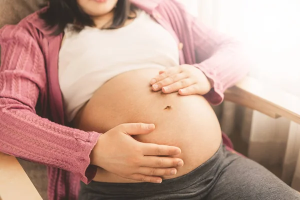 幸せな妊娠中の女性と期待赤ちゃんに家. — ストック写真