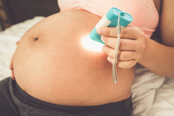 Felice donna incinta e in attesa di bambino a casa. — Foto Stock