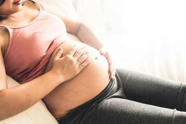 Mulher grávida feliz e esperando bebê em casa. — Fotografia de Stock