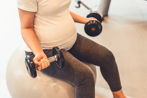 Aktív terhes nő testmozgás fitneszteremben. — Stock Fotó