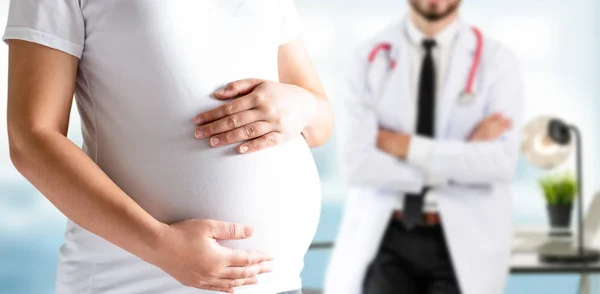 Gravid kvinna och gynekolog doktor vid sjukhuset — Stockfoto