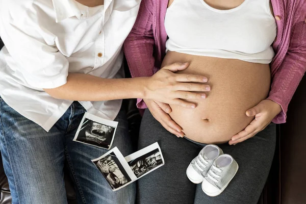 Embarazada pareja siente amor y relajarse en casa. — Foto de Stock