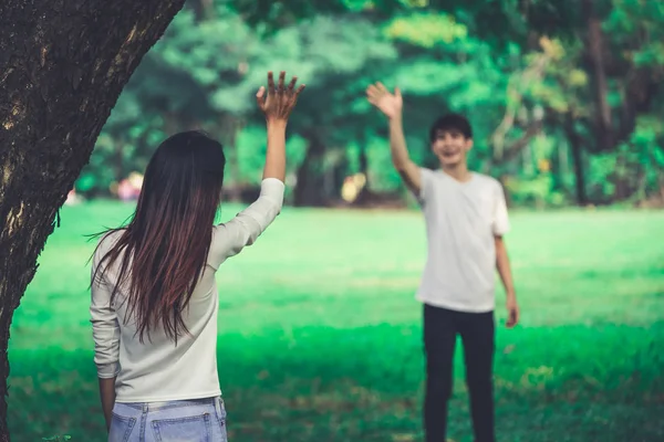 Pessoas cumprimentando ou dizendo adeus acenando as mãos . — Fotografia de Stock