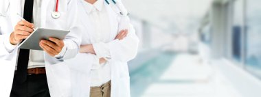 Doktor diğer doktorlar ile hastanede çalışıyor.