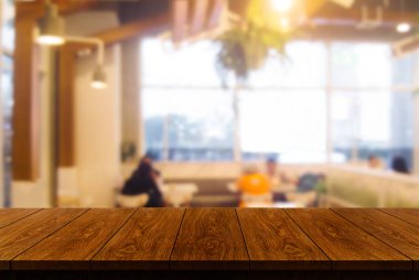 Modern restoranın bulanık arka planda ahşap masa