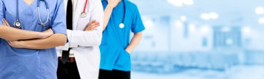 Doktor diğer doktorlar ile hastanede çalışıyor.