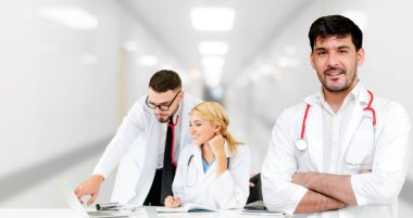 Doktor diğer doktorlar ile hastanede çalışıyor.