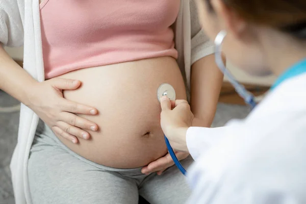 Kobieta w ciąży i lekarz ginekolog w szpitalu — Zdjęcie stockowe