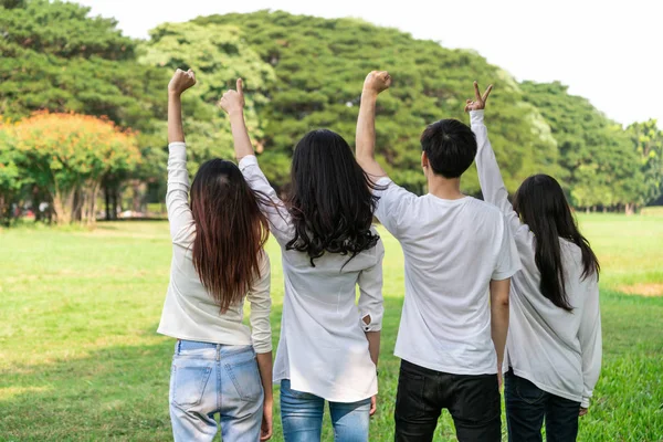 Jóvenes felices celebran en el parque público . — Foto de Stock