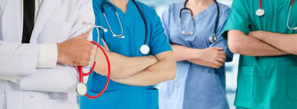 Dokter werkzaam in het ziekenhuis met andere artsen. — Stockfoto