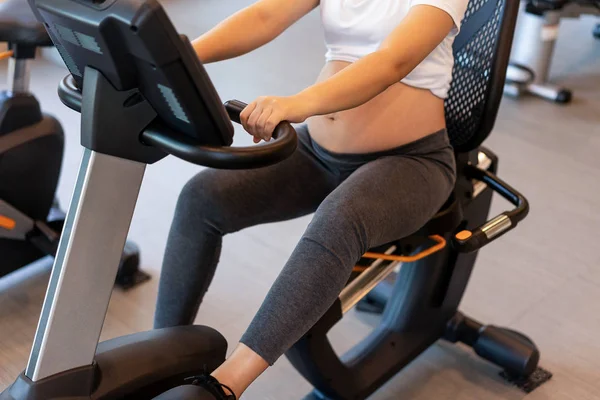 Aktywne ćwiczenia kobiet w ciąży w centrum fitness. — Zdjęcie stockowe