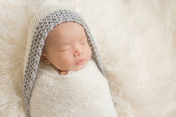 Adorable newborn baby sleeping in cozy room. — Stock Photo, Image