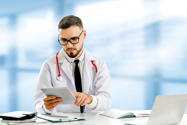 Médico usando tablet no hospital. — Fotografia de Stock