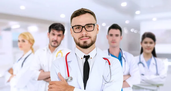 Médico que trabaja en el hospital con otros médicos . — Foto de Stock