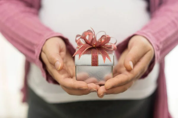 Mujer mano sosteniendo caja de regalo de Navidad presente . — Foto de Stock