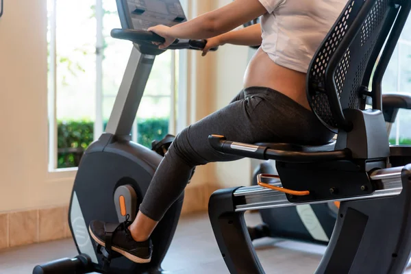 Aktif hamile kadın spor salonu..