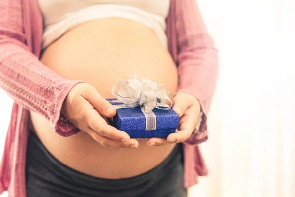 Mujer embarazada feliz y esperando un bebé en casa. — Foto de Stock