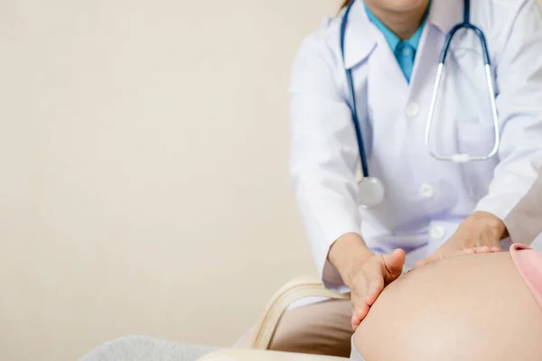 Donna incinta e ginecologo medico presso l'ospedale — Foto Stock