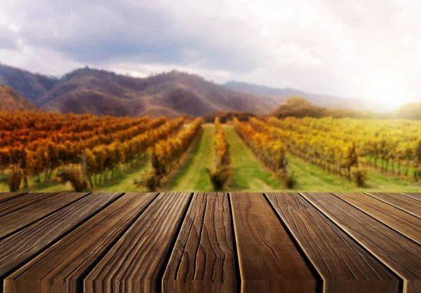 Houten tafel in herfst wijngaard land landschap. — Stockfoto