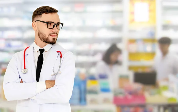 Farmacêutico masculino que trabalha na farmácia. — Fotografia de Stock