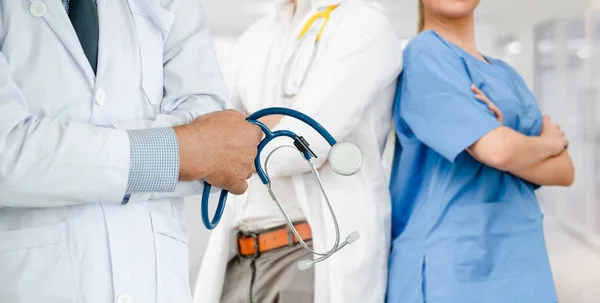 Médico que trabalha no hospital com outros médicos . — Fotografia de Stock