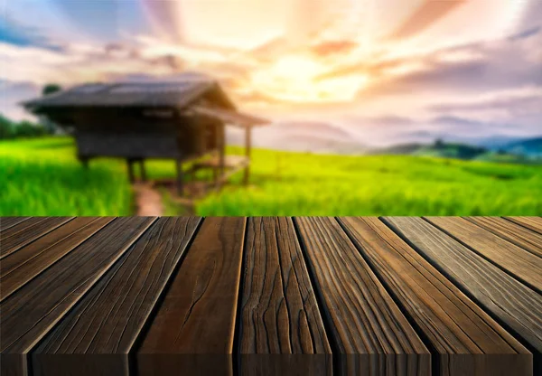 Mesa de madera marrón en la granja de verano paisaje verde . — Foto de Stock