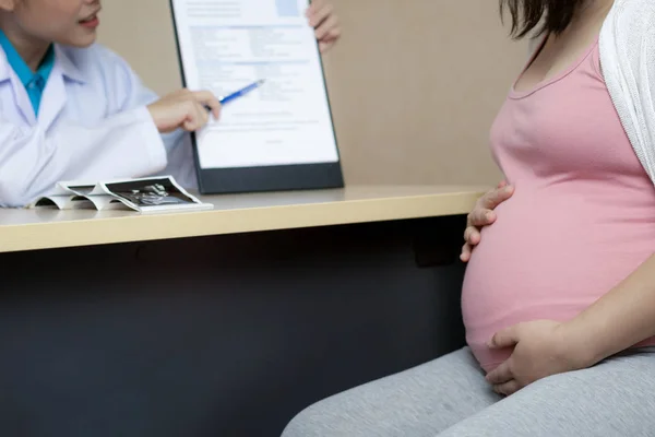 병원에서의 임신부와 산부인과 의사 — 스톡 사진