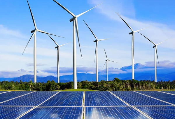 Painel solar e turbina eólica fazenda energia limpa. — Fotografia de Stock