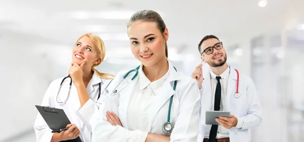Doctor working in hospital with other doctors. — Stock Photo, Image
