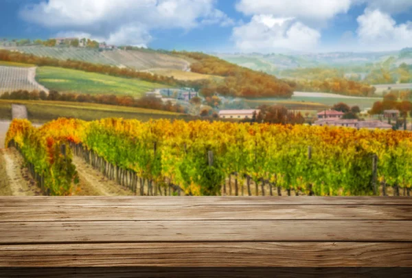 Dřevní stolek na podzimní vinice. — Stock fotografie