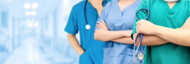 Doktor diğer doktorlar ile hastanede çalışıyor.