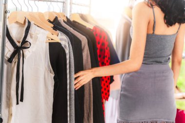 Alışveriş merkezinde giysi için güzel kadın dükkanlar