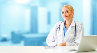 Hastanede dizüstü bilgisayar kullanan bir doktor..