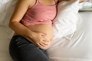 Mutlu hamile bir kadın ve evde bebek bekliyor..