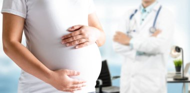 Hastanede hamile kadın ve jinekolog.