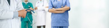 Doktor diğer doktorlar ile hastanede çalışıyor.