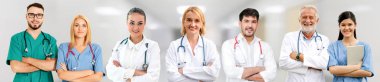 Doktor diğer doktorlar ile hastanede çalışıyor.