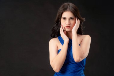 Mavi elbiseli güzel kadın model.