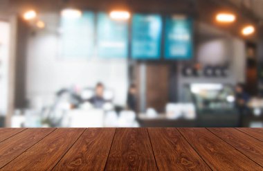 Modern restoranın bulanık arka planda ahşap masa