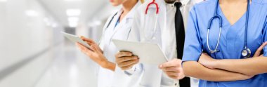 Doktor diğer doktorlar ile hastanede çalışıyor.
